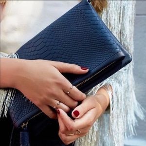 FREE SHIPPING! Croco Embossed clutch/crossb…